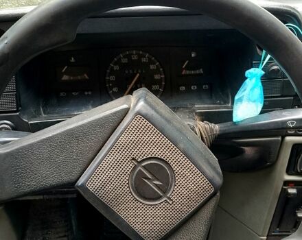 Белый Опель Кадет, объемом двигателя 1.7 л и пробегом 155 тыс. км за 700 $, фото 3 на Automoto.ua