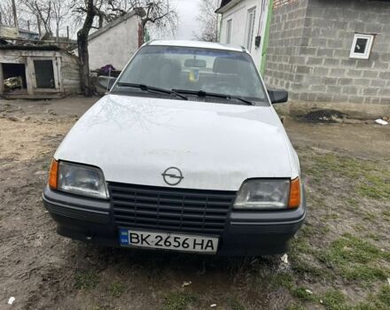 Белый Опель Кадет, объемом двигателя 1.3 л и пробегом 799 тыс. км за 1100 $, фото 4 на Automoto.ua