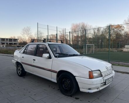 Белый Опель Кадет, объемом двигателя 1.6 л и пробегом 200 тыс. км за 599 $, фото 1 на Automoto.ua