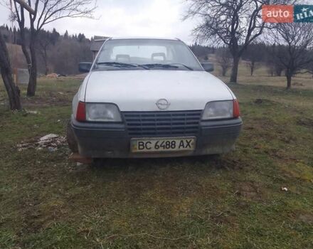 Белый Опель Кадет, объемом двигателя 1.3 л и пробегом 200 тыс. км за 550 $, фото 2 на Automoto.ua
