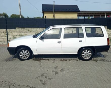 Белый Опель Кадет, объемом двигателя 1.6 л и пробегом 1000 тыс. км за 950 $, фото 1 на Automoto.ua