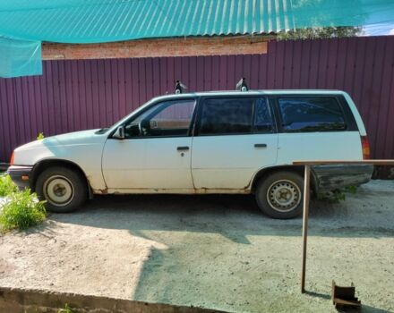 Белый Опель Кадет, объемом двигателя 1.6 л и пробегом 200 тыс. км за 700 $, фото 1 на Automoto.ua