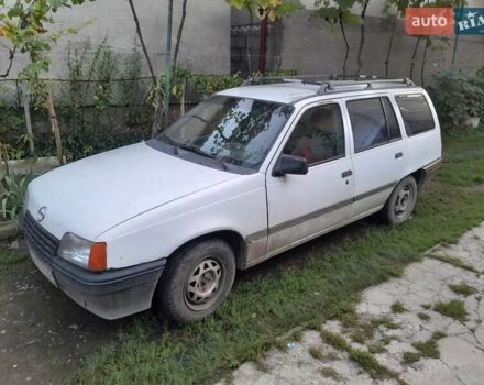 Белый Опель Кадет, объемом двигателя 1.6 л и пробегом 160 тыс. км за 800 $, фото 4 на Automoto.ua