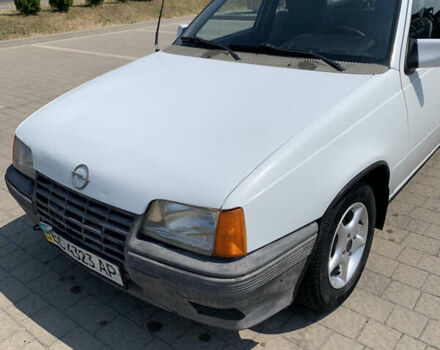 Белый Опель Кадет, объемом двигателя 1.6 л и пробегом 300 тыс. км за 1200 $, фото 1 на Automoto.ua