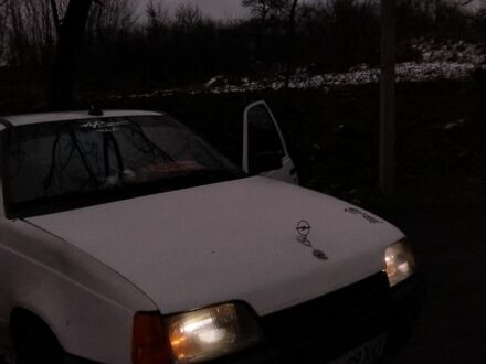 Опель Кадет 1988 в Черновцах на Automoto.ua Белый Опель Кадет, объемом двигателя 1 л и пробегом 100 тыс. км за 900 $, фото 1 на Automoto.ua