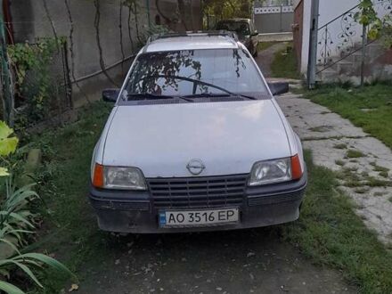 Белый Опель Кадет, объемом двигателя 1.6 л и пробегом 160 тыс. км за 800 $, фото 1 на Automoto.ua