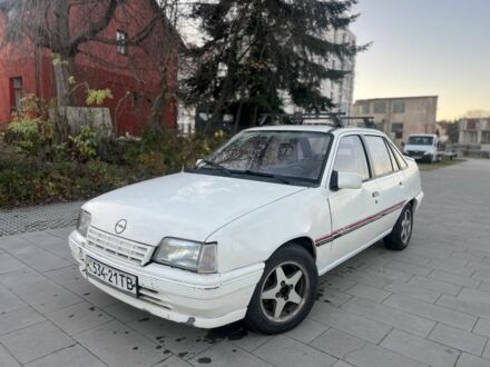 Белый Опель Кадет, объемом двигателя 1.6 л и пробегом 200 тыс. км за 599 $, фото 1 на Automoto.ua