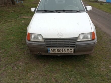 Белый Опель Кадет, объемом двигателя 1.6 л и пробегом 73 тыс. км за 994 $, фото 1 на Automoto.ua