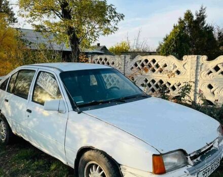 Белый Опель Кадет, объемом двигателя 0 л и пробегом 200 тыс. км за 1000 $, фото 1 на Automoto.ua