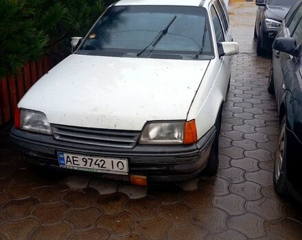 Белый Опель Кадет, объемом двигателя 1.4 л и пробегом 300 тыс. км за 600 $, фото 1 на Automoto.ua