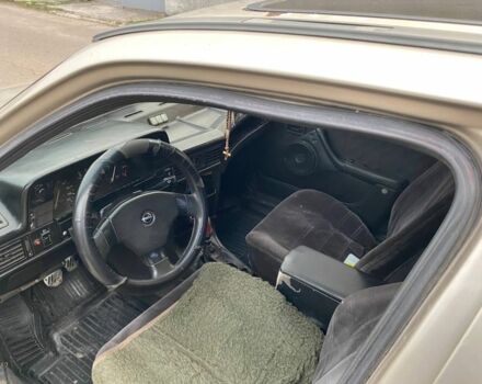 Бежевый Опель Кадет, объемом двигателя 2 л и пробегом 235 тыс. км за 800 $, фото 6 на Automoto.ua