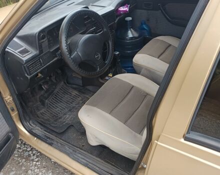 Бежевый Опель Кадет, объемом двигателя 1.3 л и пробегом 200 тыс. км за 1151 $, фото 5 на Automoto.ua