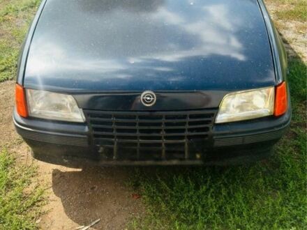 Черный Опель Кадет, объемом двигателя 1.6 л и пробегом 100 тыс. км за 952 $, фото 1 на Automoto.ua