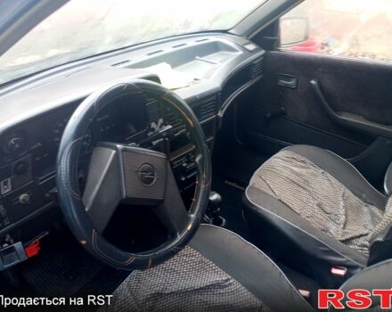 Красный Опель Кадет, объемом двигателя 1.3 л и пробегом 350 тыс. км за 600 $, фото 3 на Automoto.ua