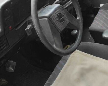 Красный Опель Кадет, объемом двигателя 1.3 л и пробегом 250 тыс. км за 888 $, фото 3 на Automoto.ua