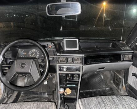 Сірий Опель Кадет, об'ємом двигуна 1.6 л та пробігом 250 тис. км за 1200 $, фото 3 на Automoto.ua