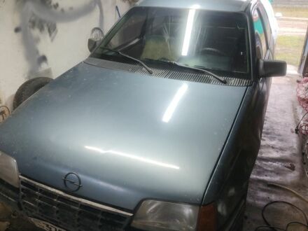 Серый Опель Кадет, объемом двигателя 1.6 л и пробегом 300 тыс. км за 355 $, фото 1 на Automoto.ua