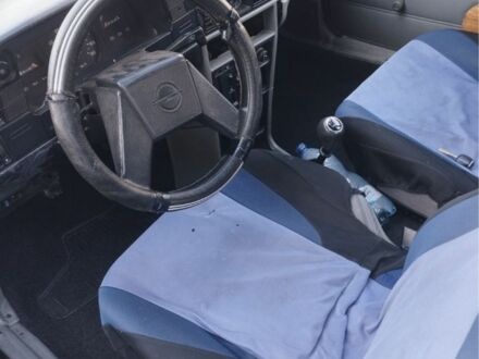 Сірий Опель Кадет, об'ємом двигуна 1.6 л та пробігом 235 тис. км за 1100 $, фото 1 на Automoto.ua