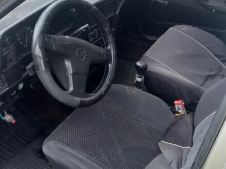 Серый Опель Кадет, объемом двигателя 1.3 л и пробегом 838 тыс. км за 450 $, фото 1 на Automoto.ua