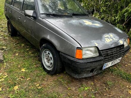 Серый Опель Кадет, объемом двигателя 1.6 л и пробегом 111 тыс. км за 350 $, фото 1 на Automoto.ua