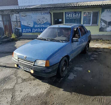 Синий Опель Кадет, объемом двигателя 1.3 л и пробегом 158 тыс. км за 550 $, фото 1 на Automoto.ua