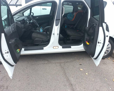 Белый Опель Мерива, объемом двигателя 1.2 л и пробегом 248 тыс. км за 5899 $, фото 4 на Automoto.ua