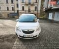 Белый Опель Мерива, объемом двигателя 1.69 л и пробегом 210 тыс. км за 7000 $, фото 1 на Automoto.ua