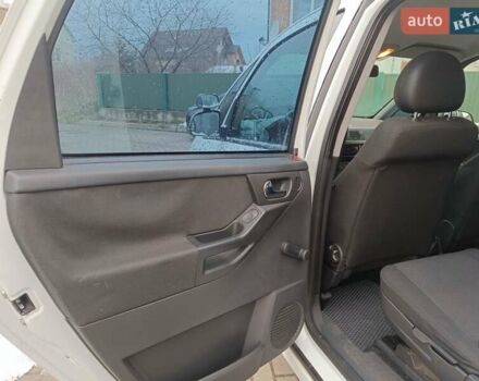 Белый Опель Мерива, объемом двигателя 1.4 л и пробегом 250 тыс. км за 3900 $, фото 4 на Automoto.ua