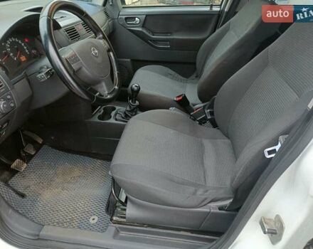 Белый Опель Мерива, объемом двигателя 1.4 л и пробегом 250 тыс. км за 3900 $, фото 6 на Automoto.ua