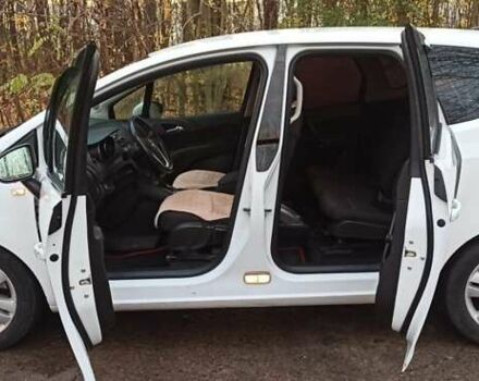 Белый Опель Мерива, объемом двигателя 1.69 л и пробегом 340 тыс. км за 6000 $, фото 3 на Automoto.ua