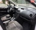 Белый Опель Мерива, объемом двигателя 1.69 л и пробегом 300 тыс. км за 7000 $, фото 3 на Automoto.ua