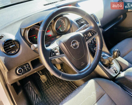 Белый Опель Мерива, объемом двигателя 1.69 л и пробегом 245 тыс. км за 6800 $, фото 1 на Automoto.ua