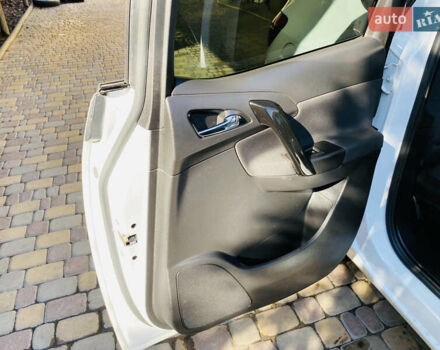 Белый Опель Мерива, объемом двигателя 1.69 л и пробегом 245 тыс. км за 6800 $, фото 52 на Automoto.ua