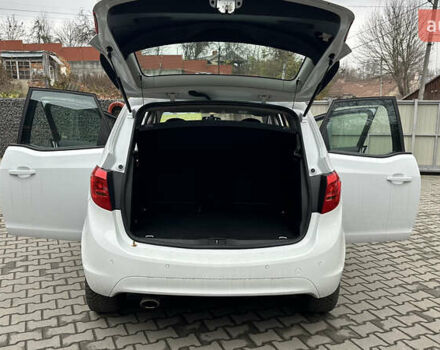 Белый Опель Мерива, объемом двигателя 1.36 л и пробегом 190 тыс. км за 7500 $, фото 7 на Automoto.ua