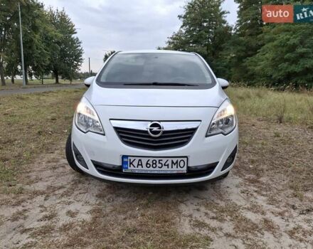 Белый Опель Мерива, объемом двигателя 1.69 л и пробегом 180 тыс. км за 7000 $, фото 1 на Automoto.ua