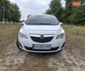Белый Опель Мерива, объемом двигателя 1.69 л и пробегом 180 тыс. км за 7000 $, фото 1 на Automoto.ua