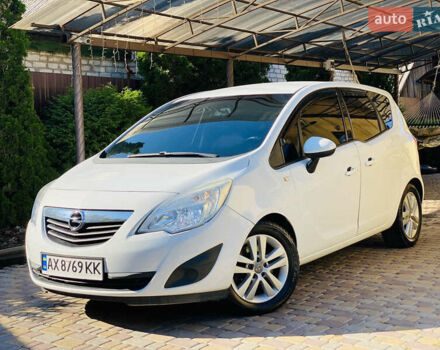 Белый Опель Мерива, объемом двигателя 1.69 л и пробегом 235 тыс. км за 6900 $, фото 2 на Automoto.ua