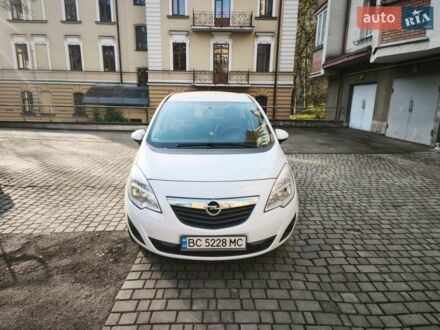 Белый Опель Мерива, объемом двигателя 1.69 л и пробегом 210 тыс. км за 7000 $, фото 1 на Automoto.ua