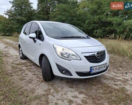 Белый Опель Мерива, объемом двигателя 1.69 л и пробегом 180 тыс. км за 7000 $, фото 1 на Automoto.ua