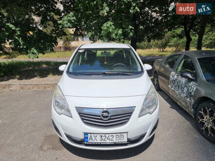 Белый Опель Мерива, объемом двигателя 1.25 л и пробегом 225 тыс. км за 7200 $, фото 1 на Automoto.ua