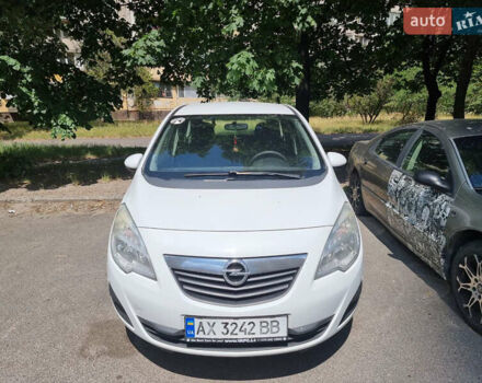 Белый Опель Мерива, объемом двигателя 1.25 л и пробегом 225 тыс. км за 7200 $, фото 1 на Automoto.ua