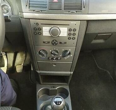 Черный Опель Мерива, объемом двигателя 1.3 л и пробегом 134 тыс. км за 4500 $, фото 3 на Automoto.ua