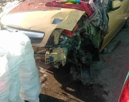 Желтый Опель Мерива, объемом двигателя 1.7 л и пробегом 300 тыс. км за 1200 $, фото 1 на Automoto.ua