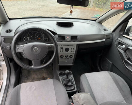 Серый Опель Мерива, объемом двигателя 1.69 л и пробегом 333 тыс. км за 3375 $, фото 12 на Automoto.ua