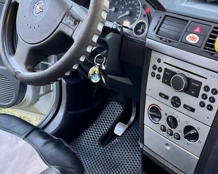 Серый Опель Мерива, объемом двигателя 1.7 л и пробегом 304 тыс. км за 5000 $, фото 5 на Automoto.ua