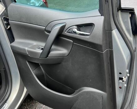 Серый Опель Мерива, объемом двигателя 1.6 л и пробегом 160 тыс. км за 8000 $, фото 14 на Automoto.ua