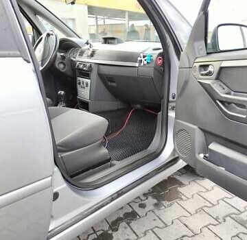 Серый Опель Мерива, объемом двигателя 1.8 л и пробегом 239 тыс. км за 3950 $, фото 1 на Automoto.ua