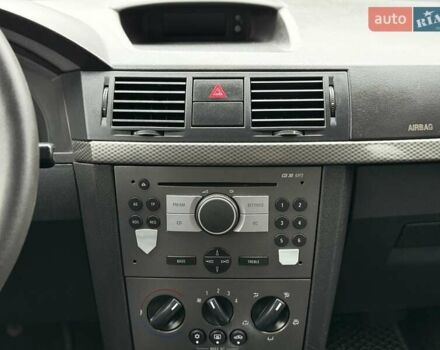 Синий Опель Мерива, объемом двигателя 1.6 л и пробегом 142 тыс. км за 3950 $, фото 71 на Automoto.ua