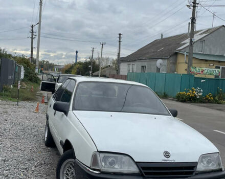 Белый Опель Омега, объемом двигателя 1.8 л и пробегом 180 тыс. км за 1000 $, фото 2 на Automoto.ua