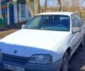 Белый Опель Омега, объемом двигателя 1.8 л и пробегом 260 тыс. км за 800 $, фото 1 на Automoto.ua